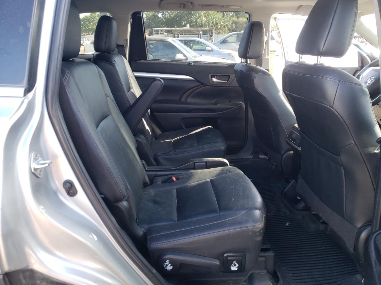 Photo 6 from auction – 2019 TOYOTA HIGHLANDER with VIN 5TDKZRFH5KS567787