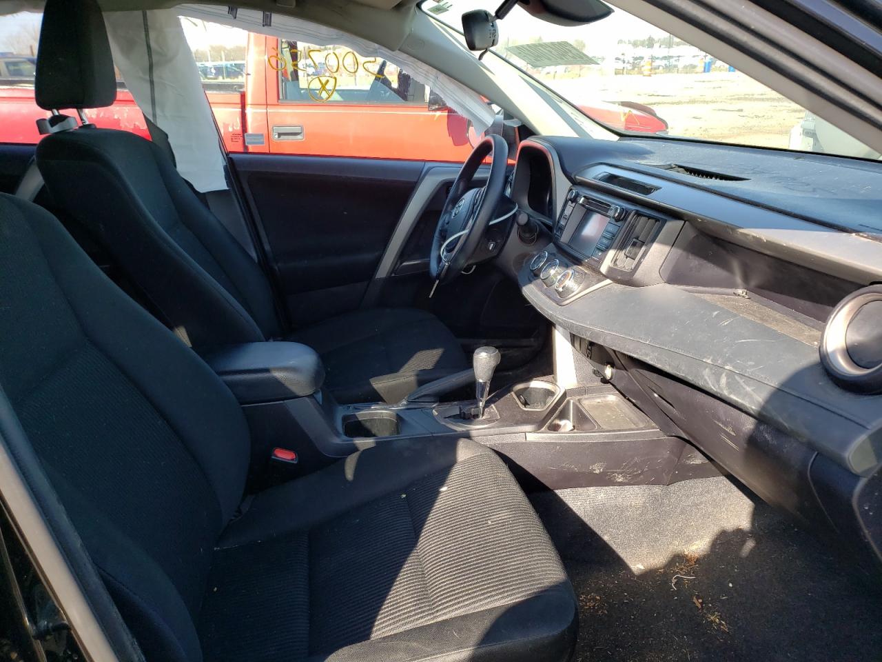Photo 5 from auction – 2018 TOYOTA RAV4 LE with VIN 2T3ZFREV6JW500756