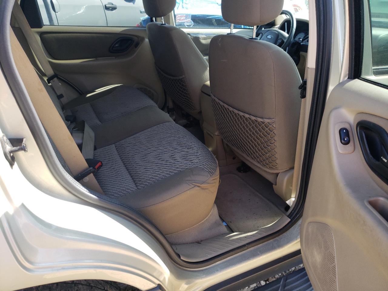 Photo 6 from auction – 2004 FORD ESCAPE XLT with VIN 1FMYU03184KB19657