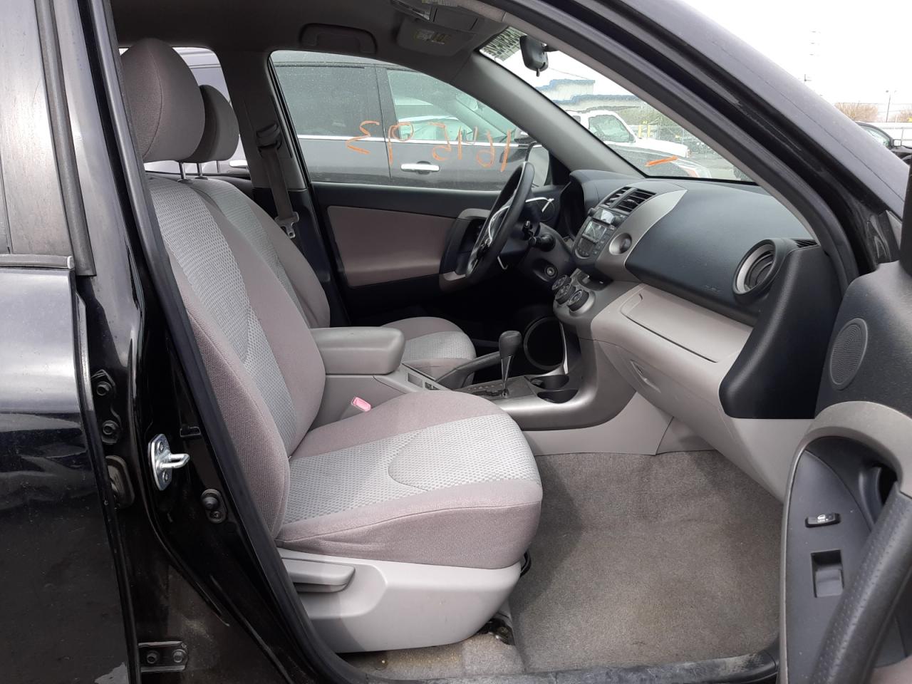 Photo 5 from auction – 2006 TOYOTA RAV4 with VIN JTMZD33V765008290