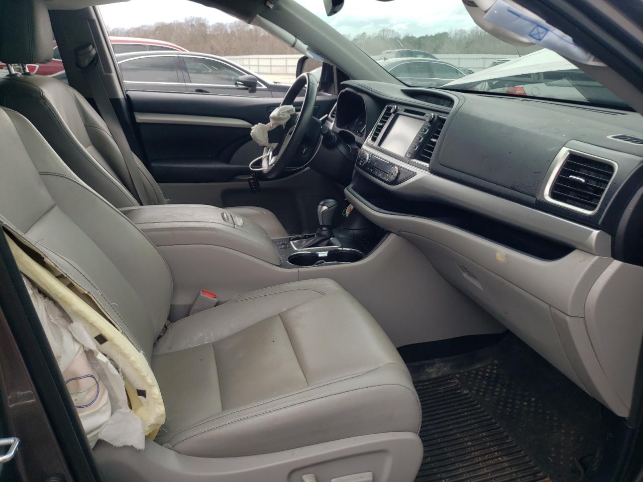 Photo 5 from auction – 2019 TOYOTA HIGHLANDER with VIN 5TDKZRFH3KS303855