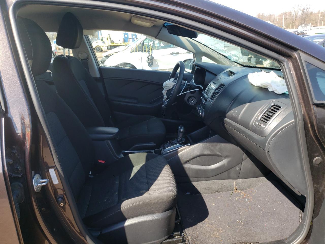 Photo 5 from auction – 2018 KIA FORTE LX with VIN 3KPFK4A71JE178824