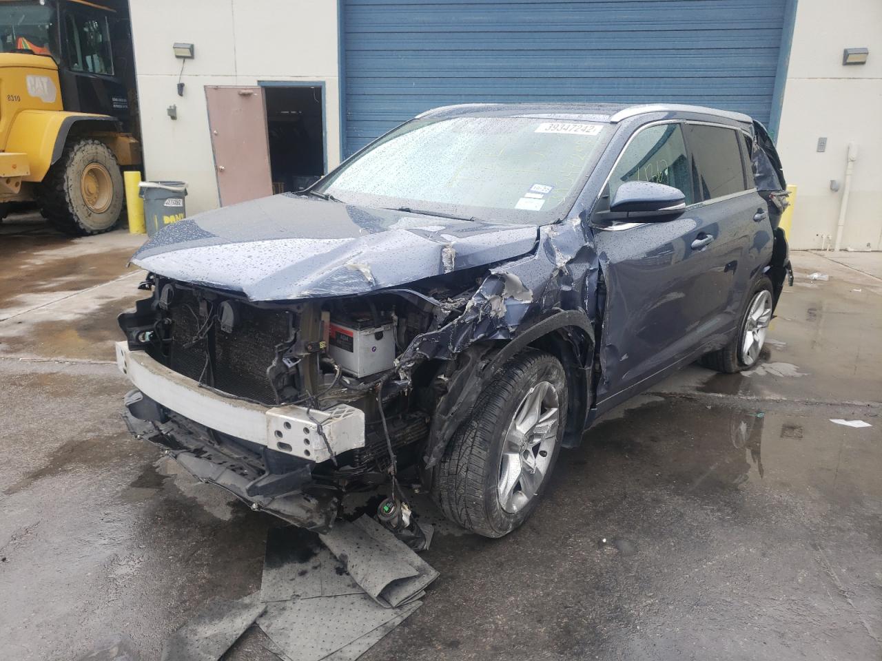 Photo 2 from auction – 2014 TOYOTA HIGHLANDER with VIN 5TDDKRFHXES042483