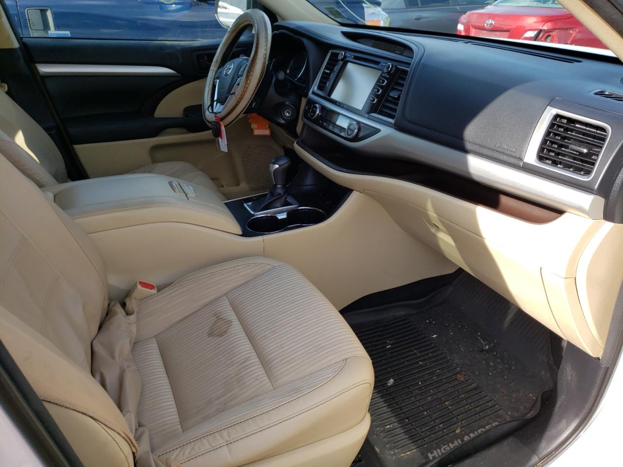 Photo 5 from auction – 2018 TOYOTA HIGHLANDER with VIN 5TDBZRFH9JS490582