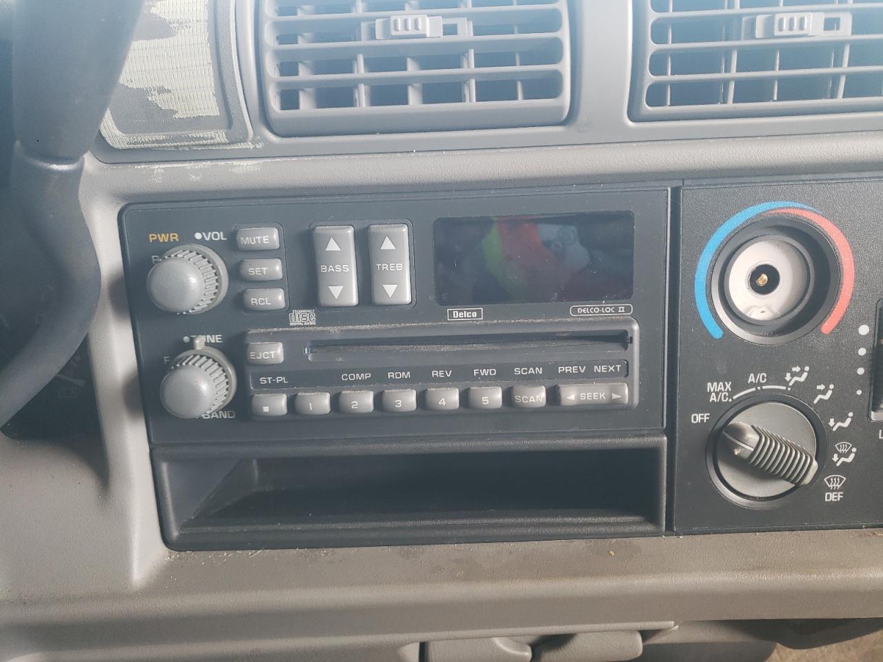 Photo 9 from auction – 1996 GMC SONOMA with VIN 1GTCS19X3T8530353