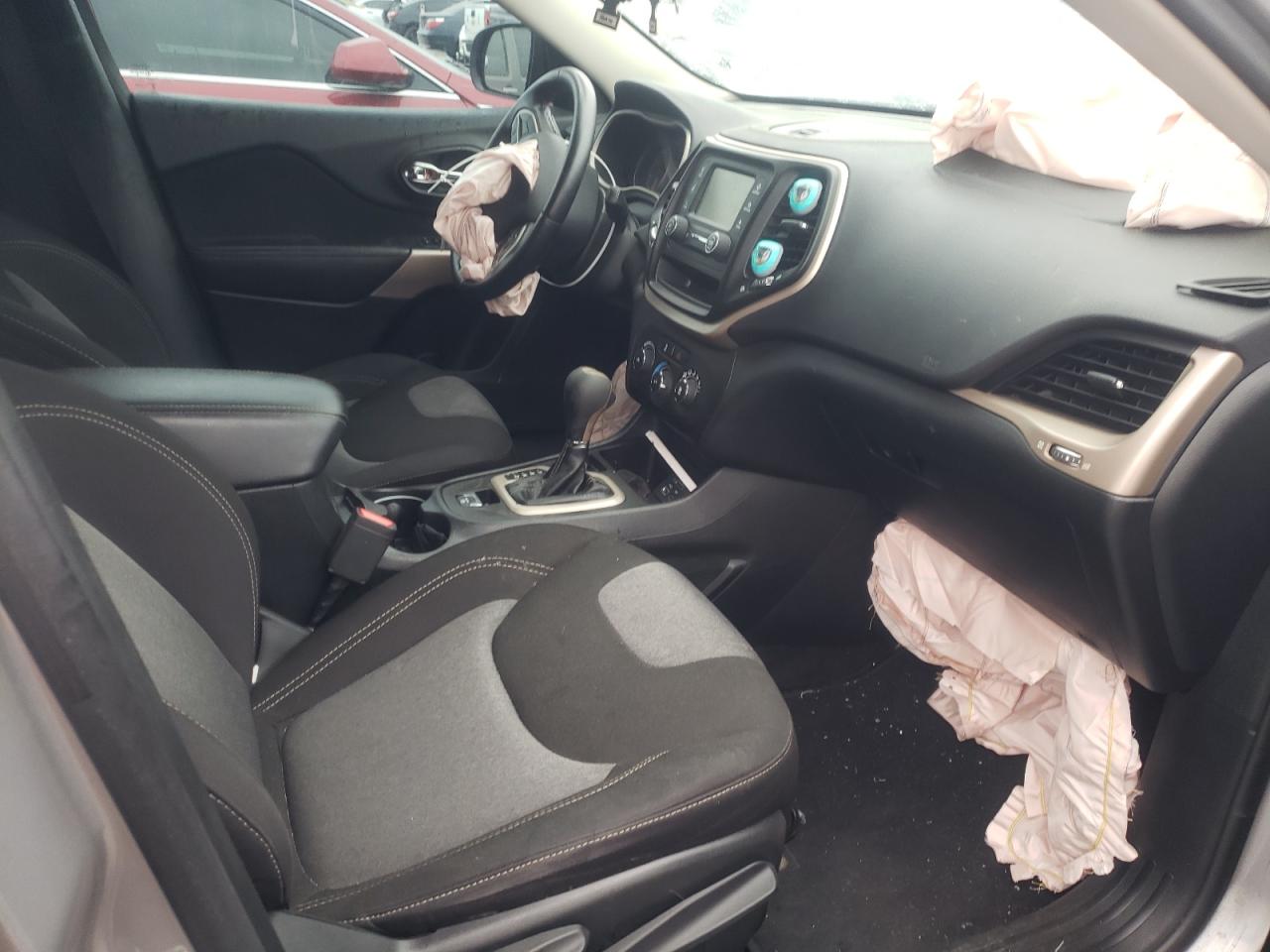Photo 5 from auction – 2018 JEEP CHEROKEE L with VIN 1C4PJLCB0JD557074