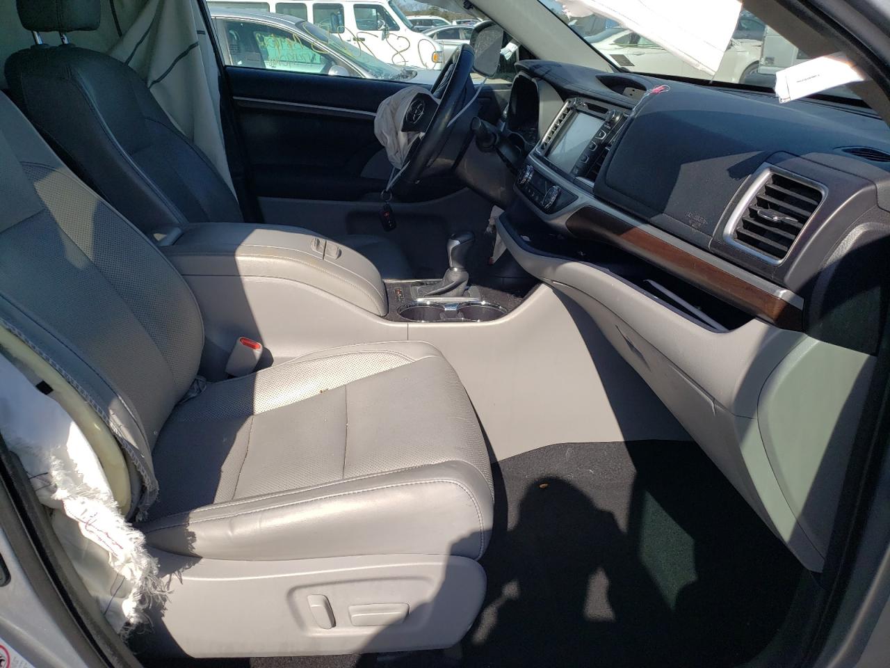 Photo 5 from auction – 2016 TOYOTA HIGHLANDER with VIN 5TDDKRFH2GS225914