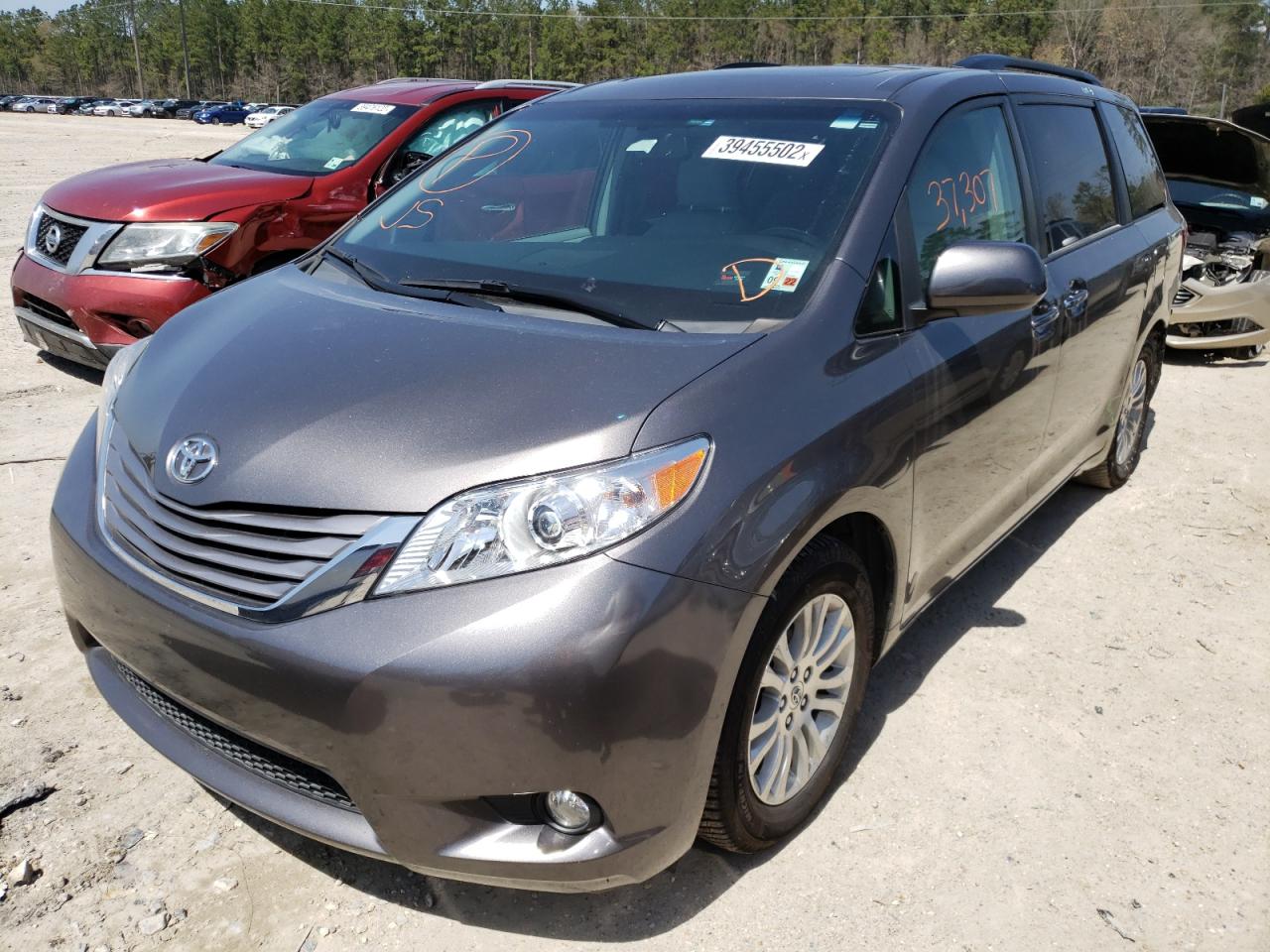 Photo 2 from auction – 2017 TOYOTA SIENNA XLE with VIN 5TDYZ3DC3HS862197