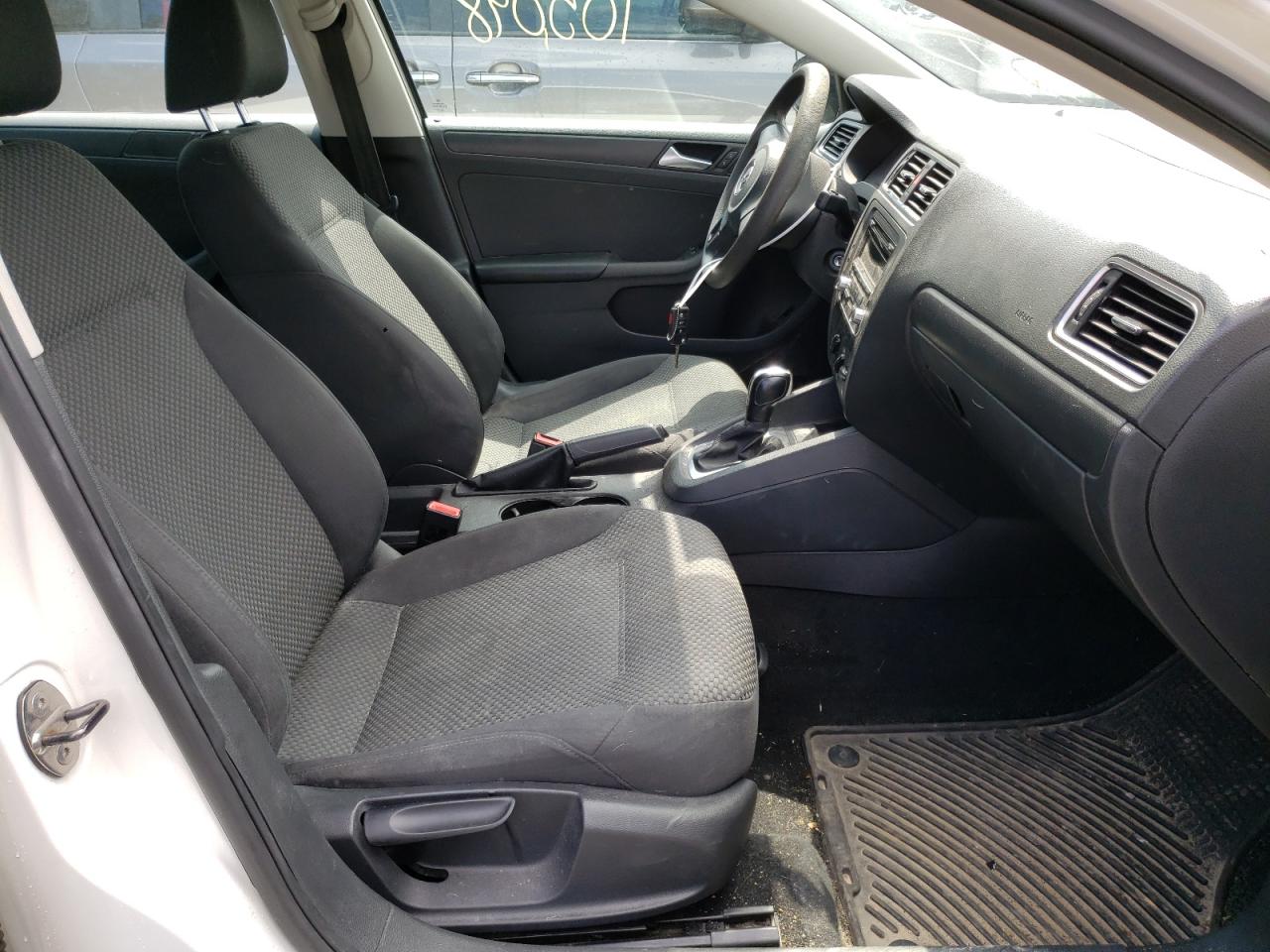 Photo 5 from auction – 2013 VOLKSWAGEN JETTA BASE with VIN 3VW2K7AJ5DM236453