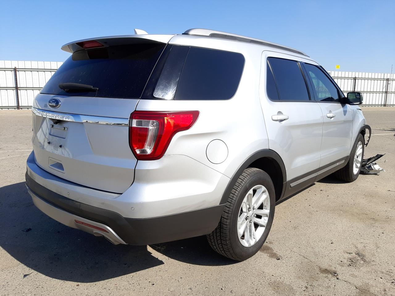 Photo 4 from auction – 2017 FORD EXPLORER X with VIN 1FM5K7D84HGD89944
