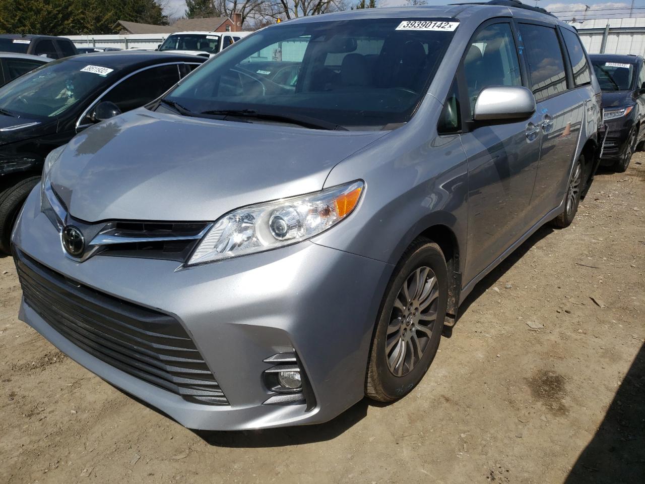Photo 2 from auction – 2018 TOYOTA SIENNA XLE with VIN 5TDYZ3DC1JS903609