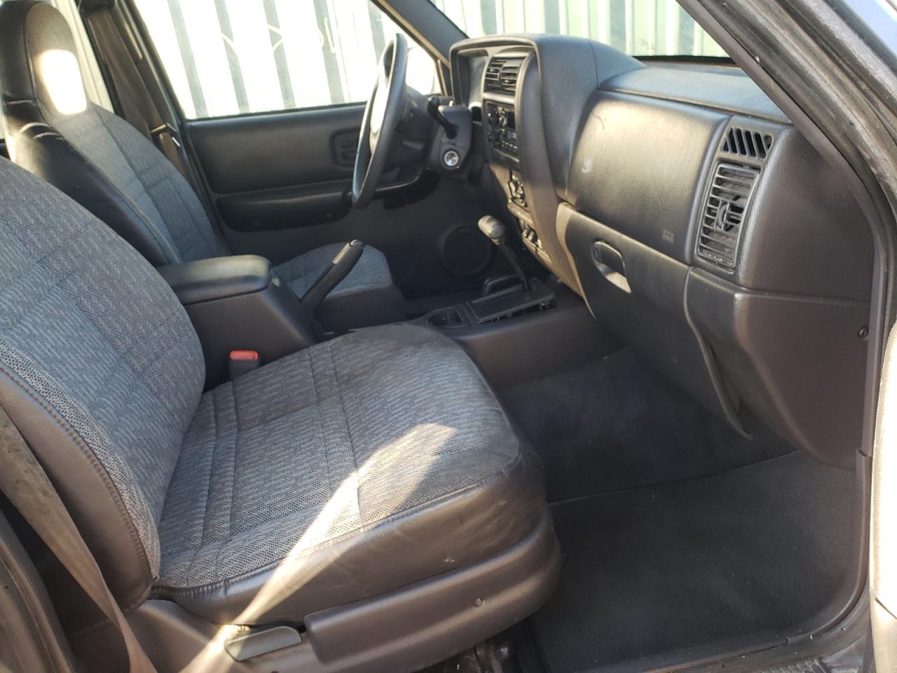 Photo 5 from auction – 2001 JEEP CHEROKEE S with VIN 1J4FF48S51L565179