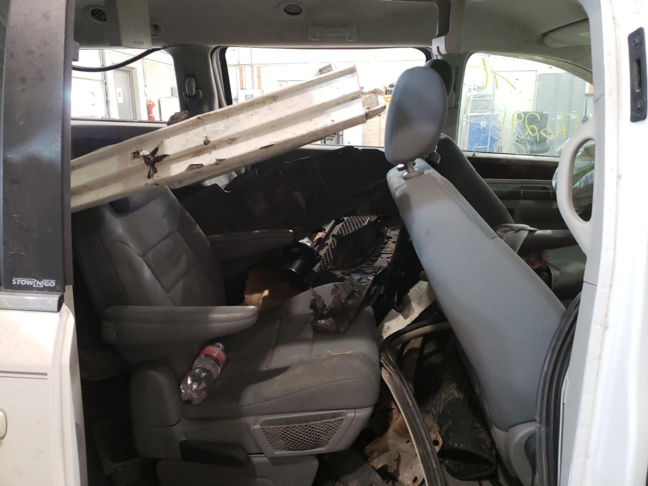 Photo 6 from auction – 2010 CHRYSLER TOWN & COU with VIN 2A4RR5D1XAR213522