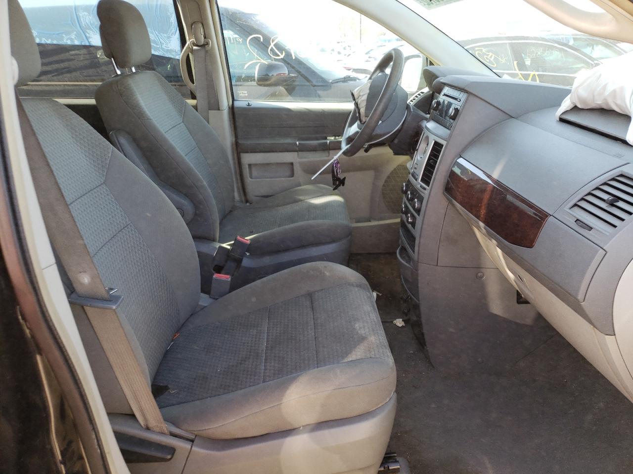 Photo 5 from auction – 2010 CHRYSLER TOWN & COU with VIN 2A4RR2D10AR391535