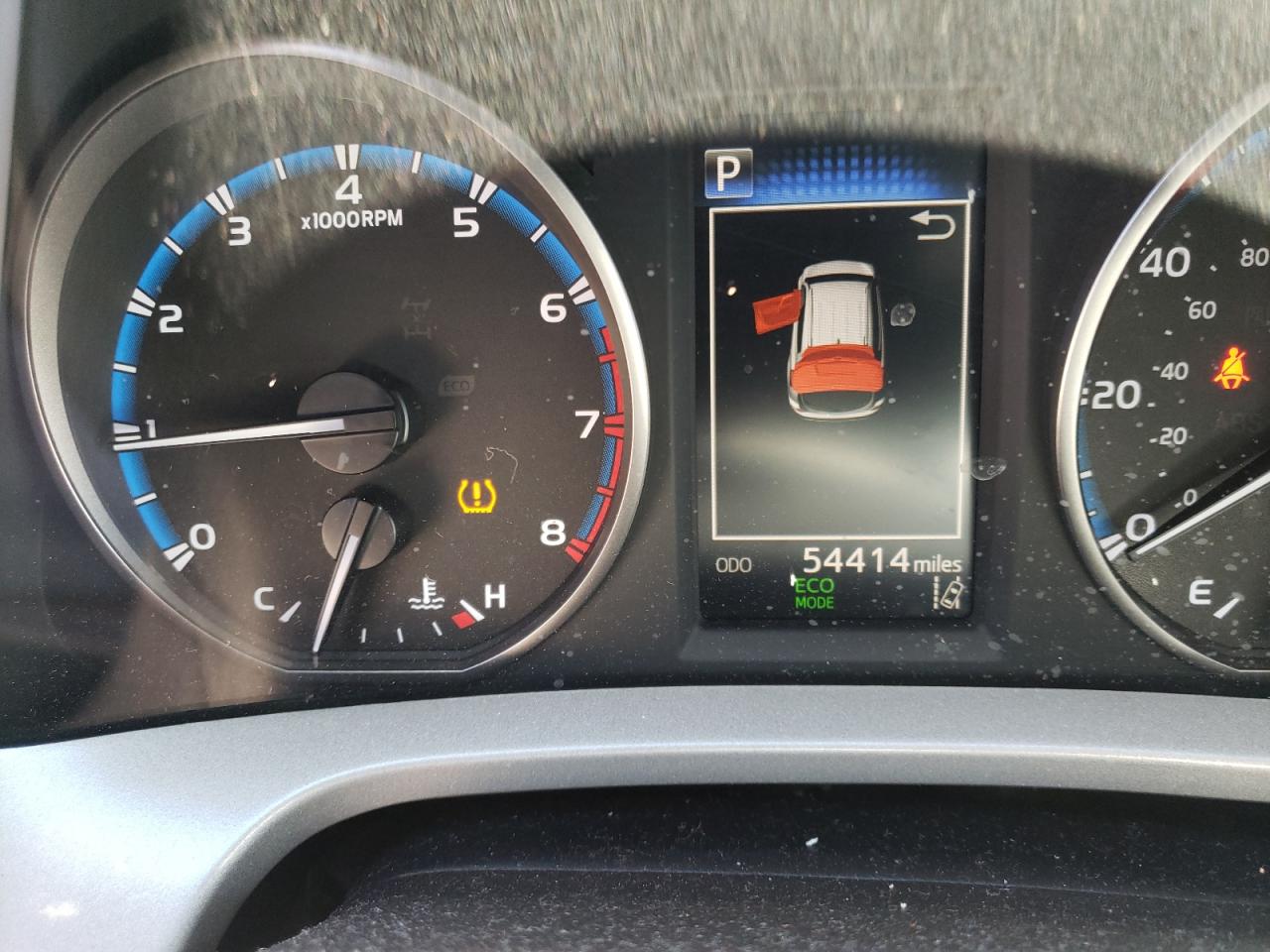 Photo 8 from auction – 2018 TOYOTA RAV4 LE with VIN 2T3BFREV2JW824899