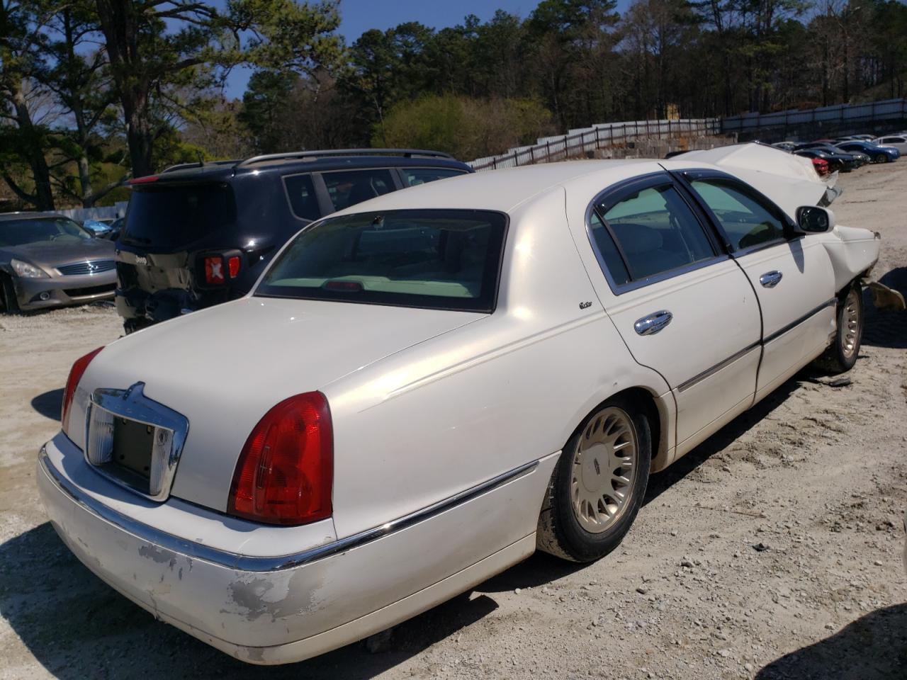 Photo 4 from auction – 2000 LINCOLN TOWN CAR C with VIN 1LNHM83W8YY906847