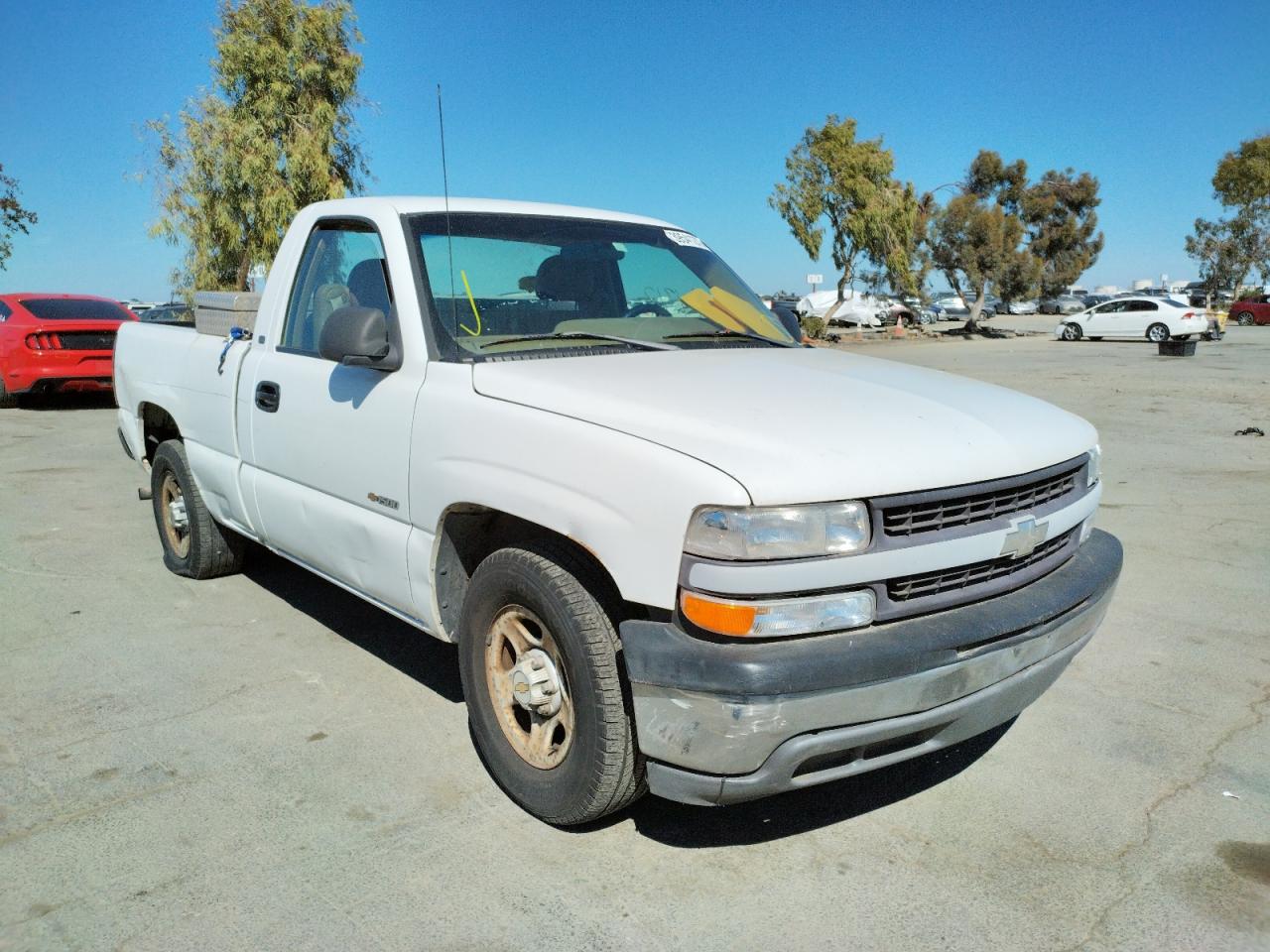 CHEVROLET SILVERADO 2000 with VIN 1GCEC14W5YZ225684 - Photo from auction