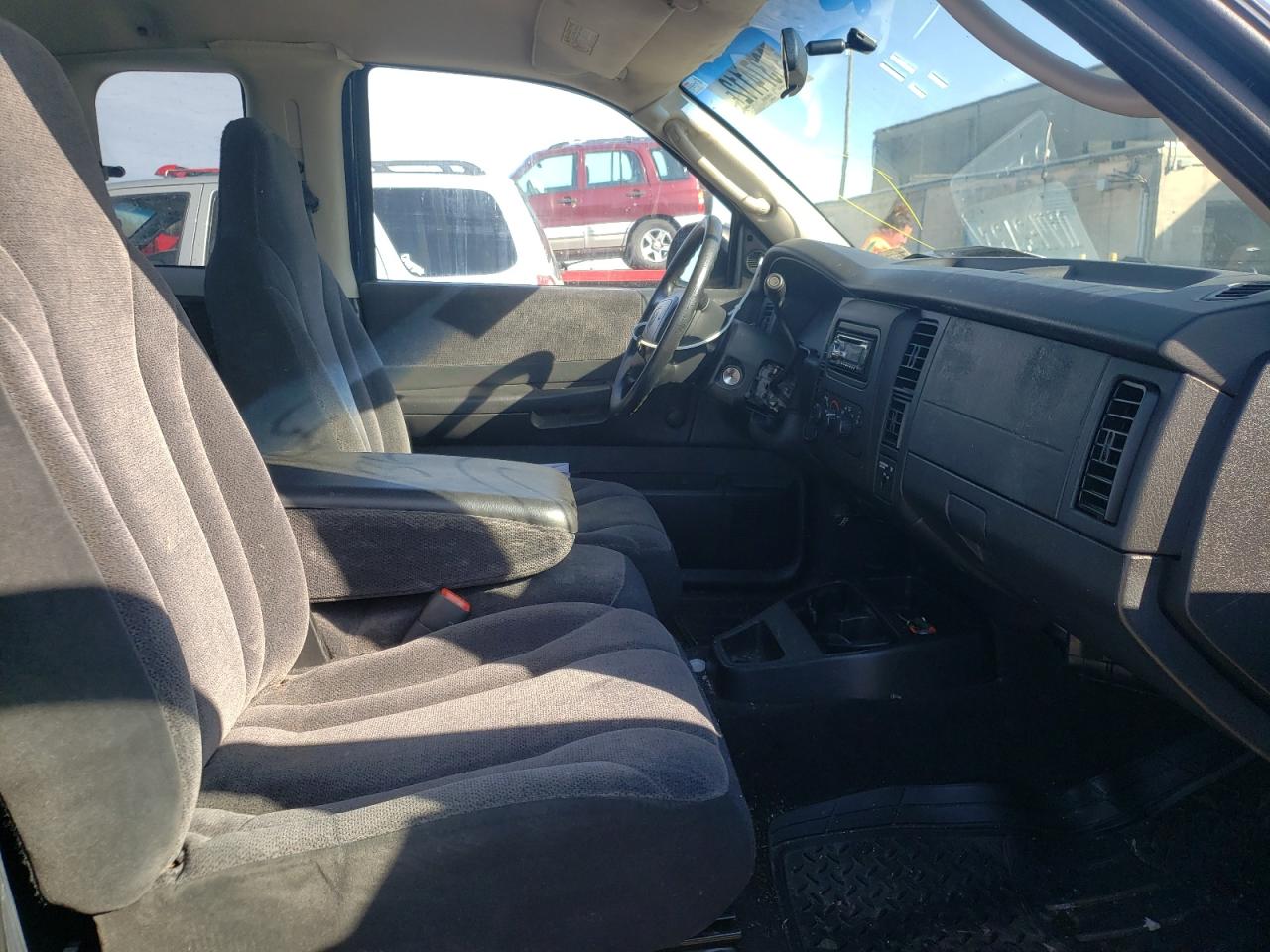 Photo 5 from auction – 2002 DODGE DAKOTA SLT with VIN 1B7GG42N52S675456