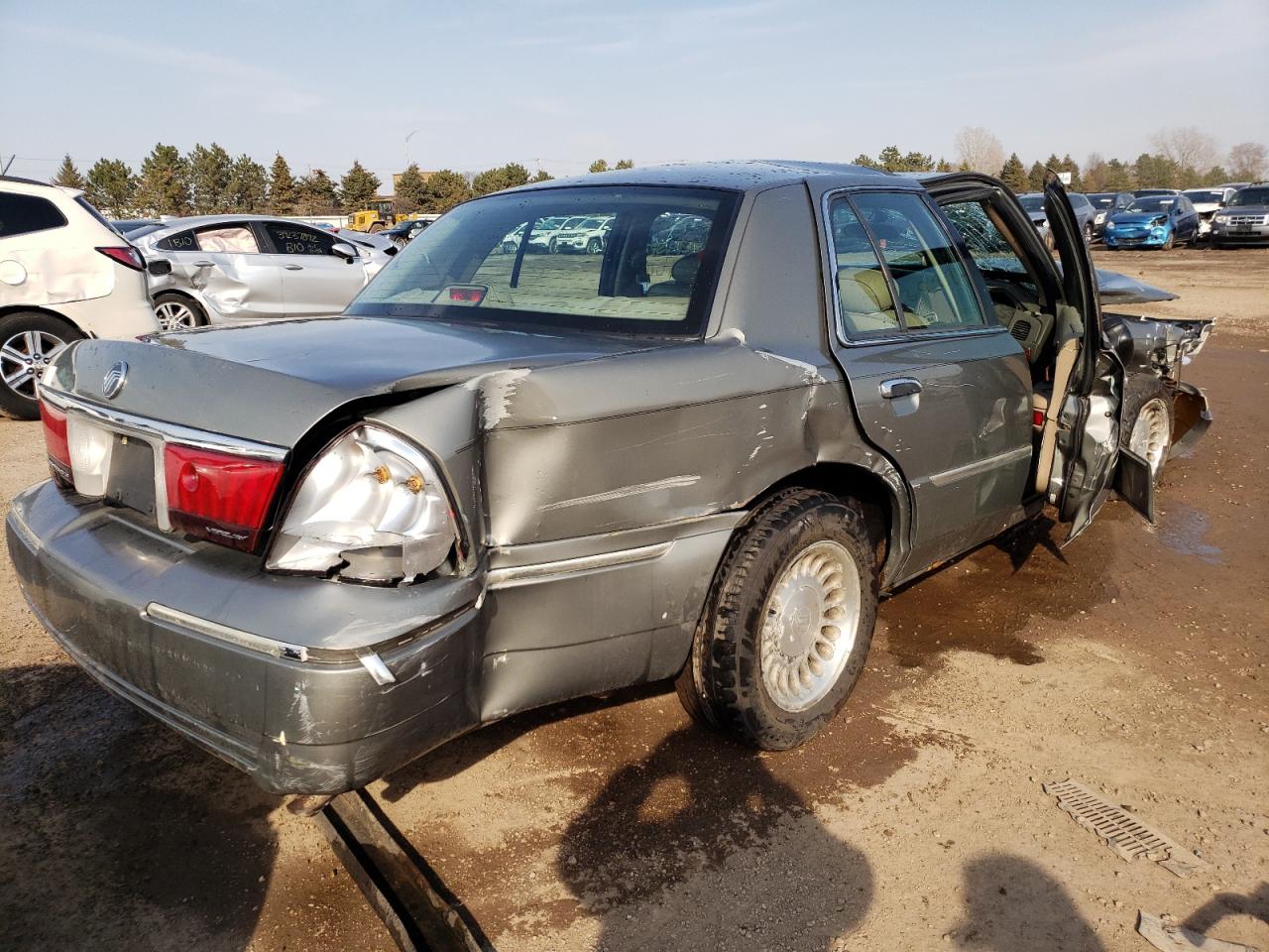 Photo 4 from auction – 2001 MERCURY GRAND MARQ with VIN 2MEFM75W41X662671