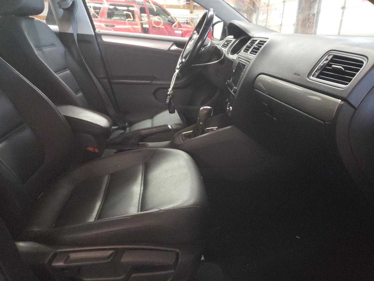 Photo 5 from auction – 2017 VOLKSWAGEN JETTA SE with VIN 3VWDB7AJ1HM399552