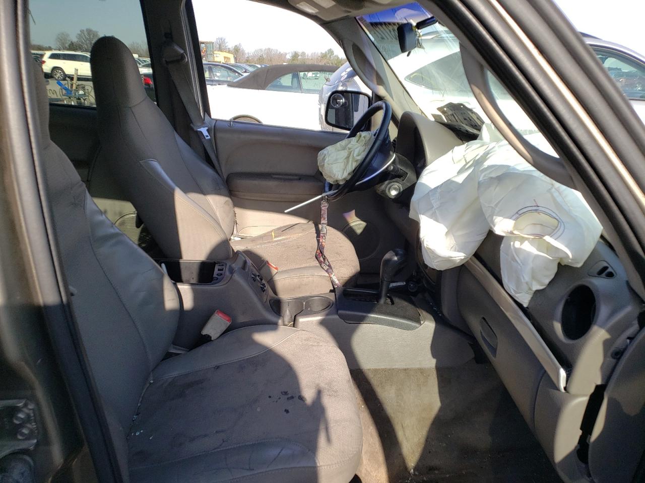 Photo 5 from auction – 2002 JEEP LIBERTY RE with VIN 1J4GL38K72W366898