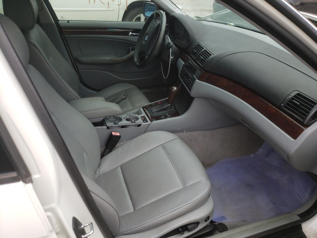 Photo 5 from auction – 2005 BMW 325 I with VIN WBAET37425NJ89815