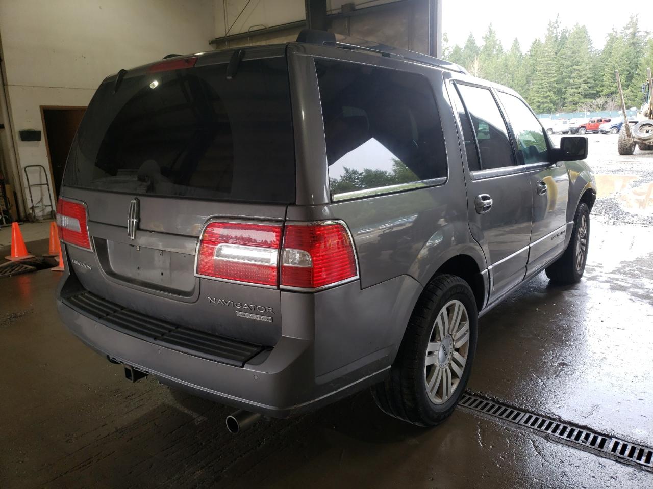 Photo 4 from auction – 2011 LINCOLN NAVIGATOR with VIN 5LMJJ2J58BEJ04063