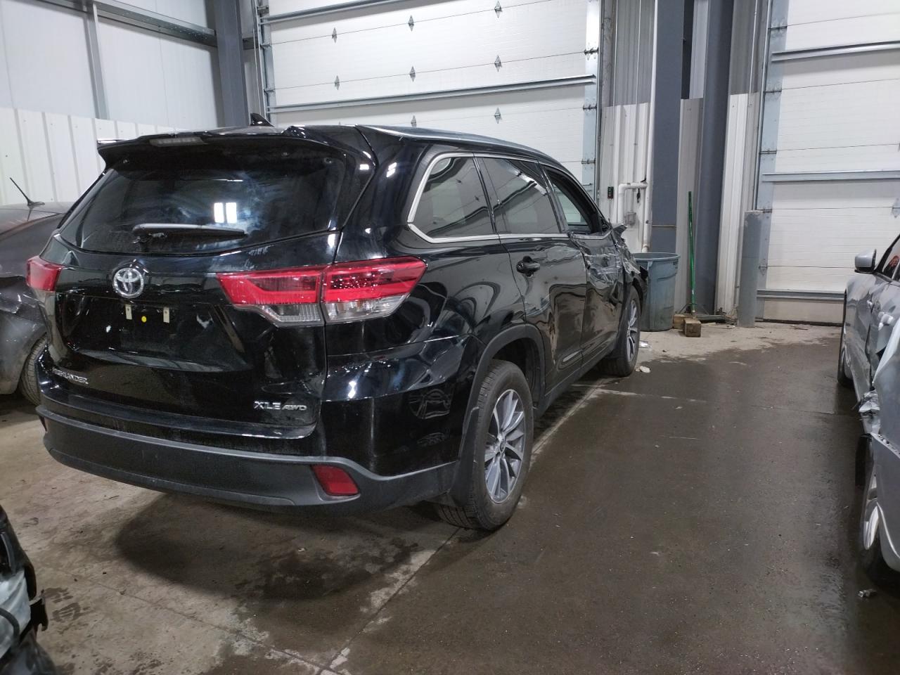 Photo 4 from auction – 2019 TOYOTA HIGHLANDER with VIN 5TDJZRFH6KS626356