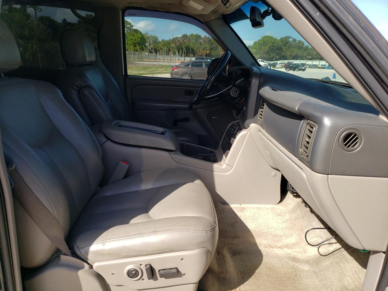 Photo 5 from auction – 2004 CHEVROLET SUBURBAN K with VIN 3GNFK16T74G285428