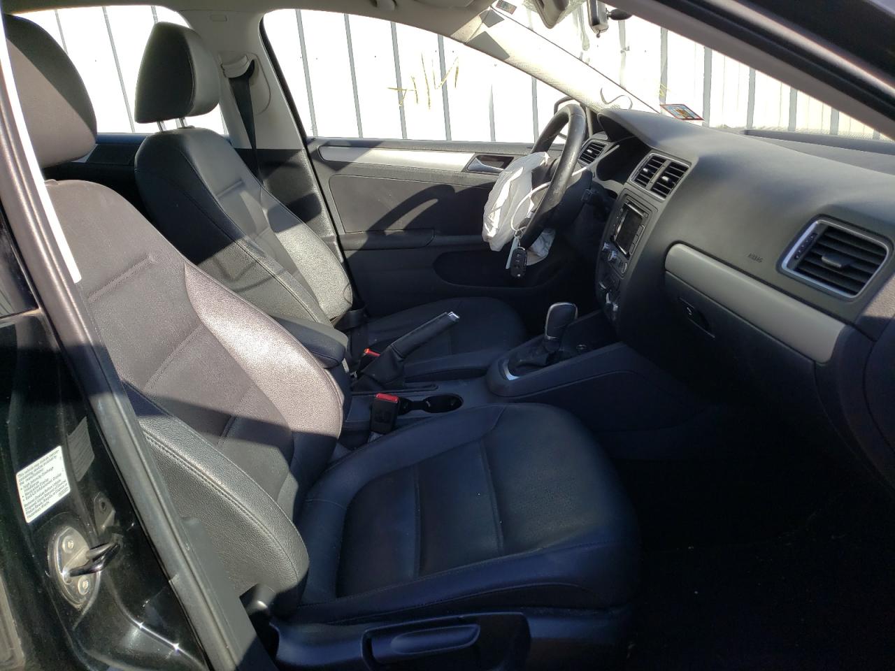 Photo 5 from auction – 2011 VOLKSWAGEN JETTA SEL with VIN 3VWLZ7AJ6BM371728