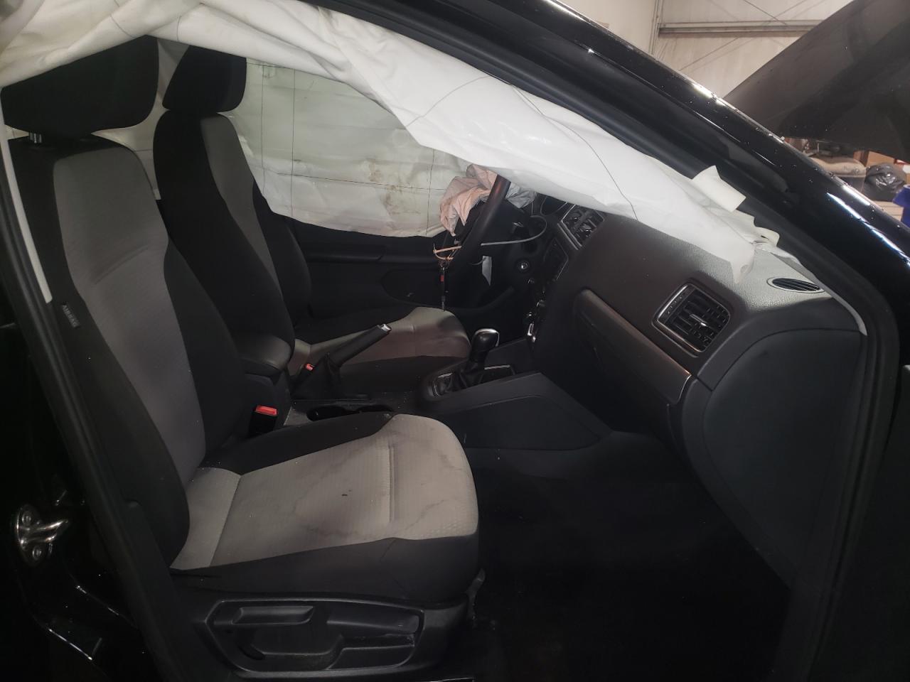 Photo 5 from auction – 2017 VOLKSWAGEN JETTA S with VIN 3VW2B7AJ6HM328659