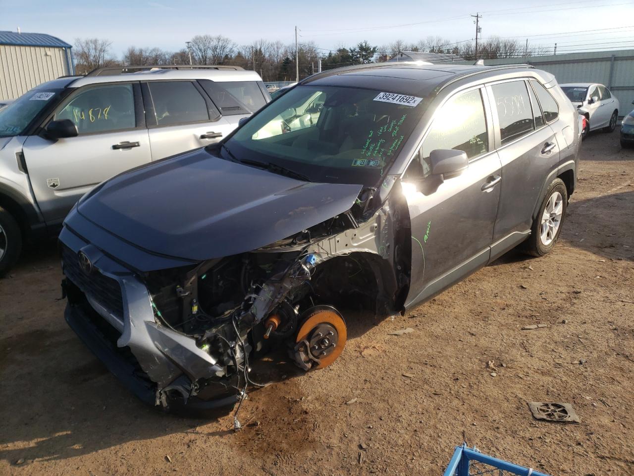 Photo 2 from auction – 2019 TOYOTA RAV4 XLE with VIN JTMP1RFV0KD503686