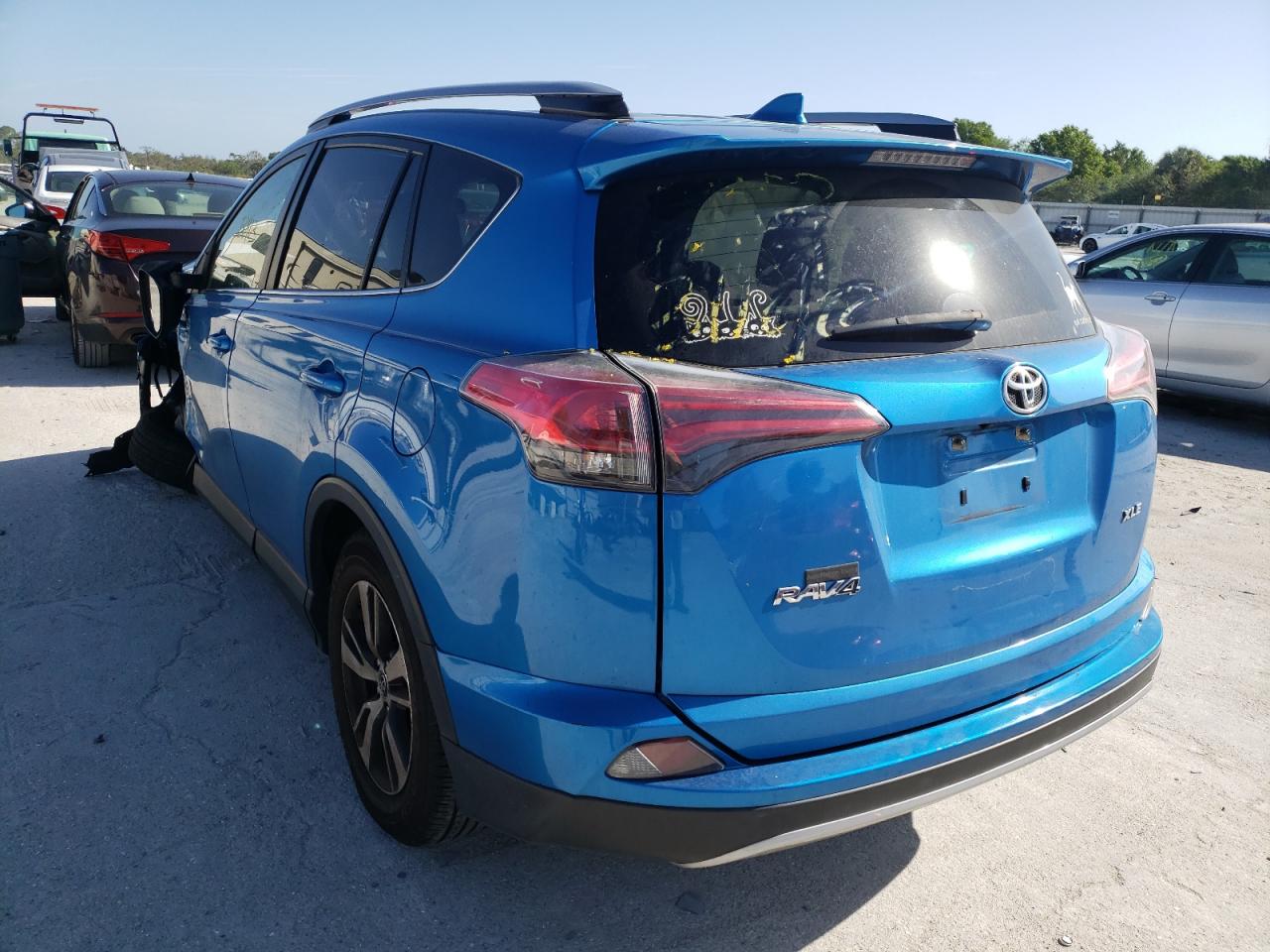 Photo 3 from auction – 2017 TOYOTA RAV4 XLE with VIN JTMWFREV5HJ715024