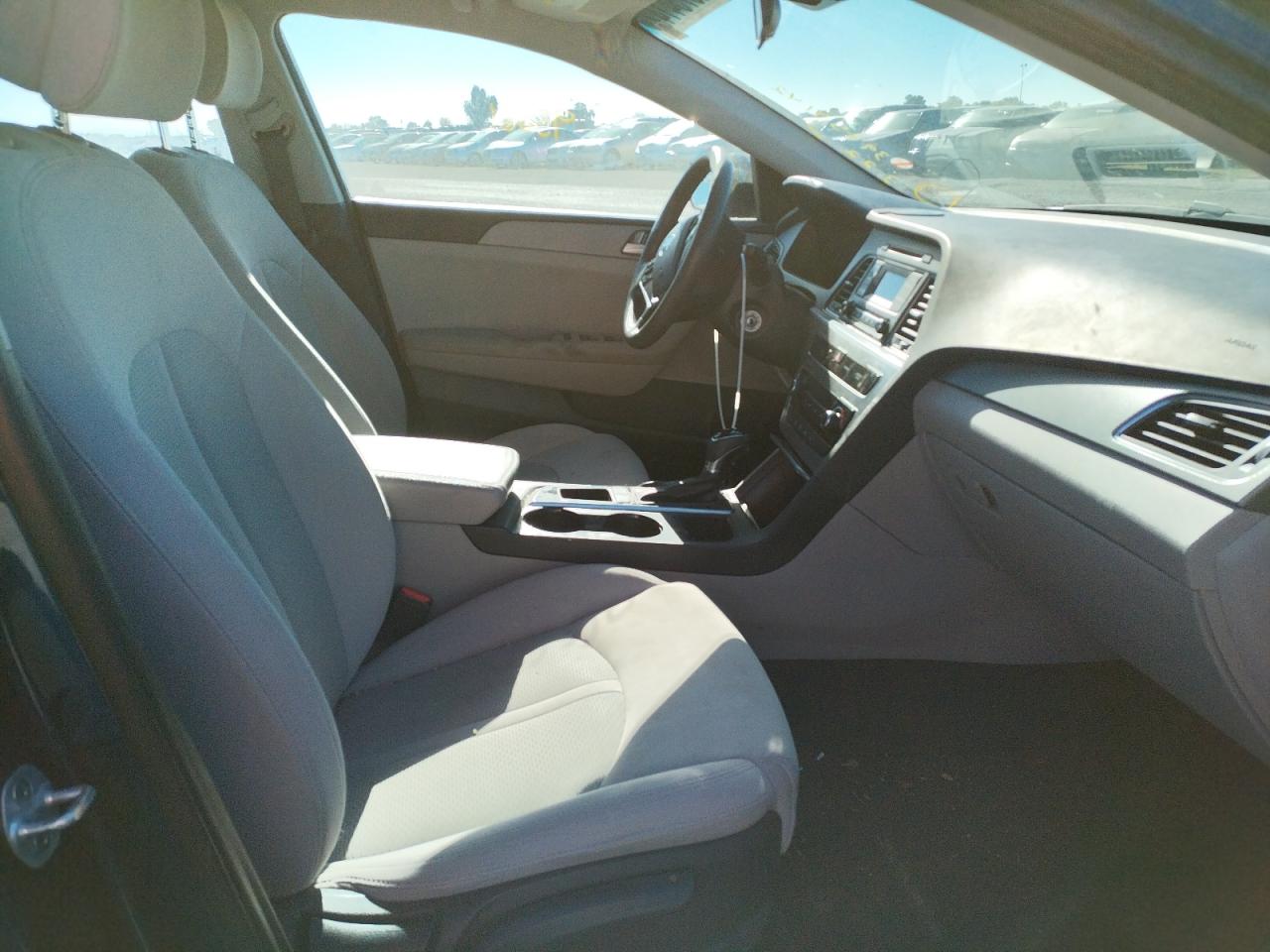 Photo 5 from auction – 2017 HYUNDAI SONATA SE with VIN 5NPE24AF2HH487923