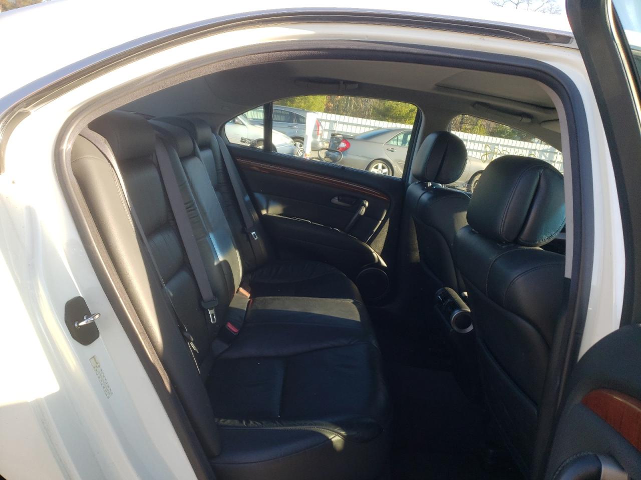 Photo 6 from auction – 2005 ACURA RL with VIN JH4KB165X5C010776