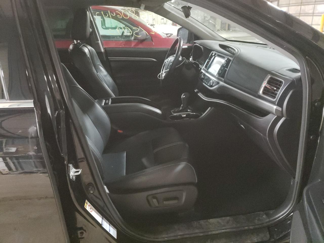 Zdjęcie 5 z aukcji – 2018 TOYOTA HIGHLANDER z VIN 5TDJZRFH0JS497707