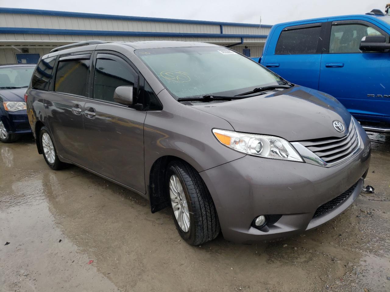 TOYOTA SIENNA XLE 2016 with VIN 5TDYK3DC9GS733173 - Photo from auction