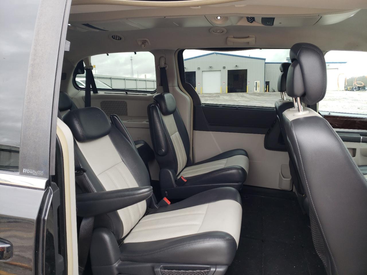 Photo 6 from auction – 2010 CHRYSLER TOWN & COU with VIN 2A4RR8DX6AR456587