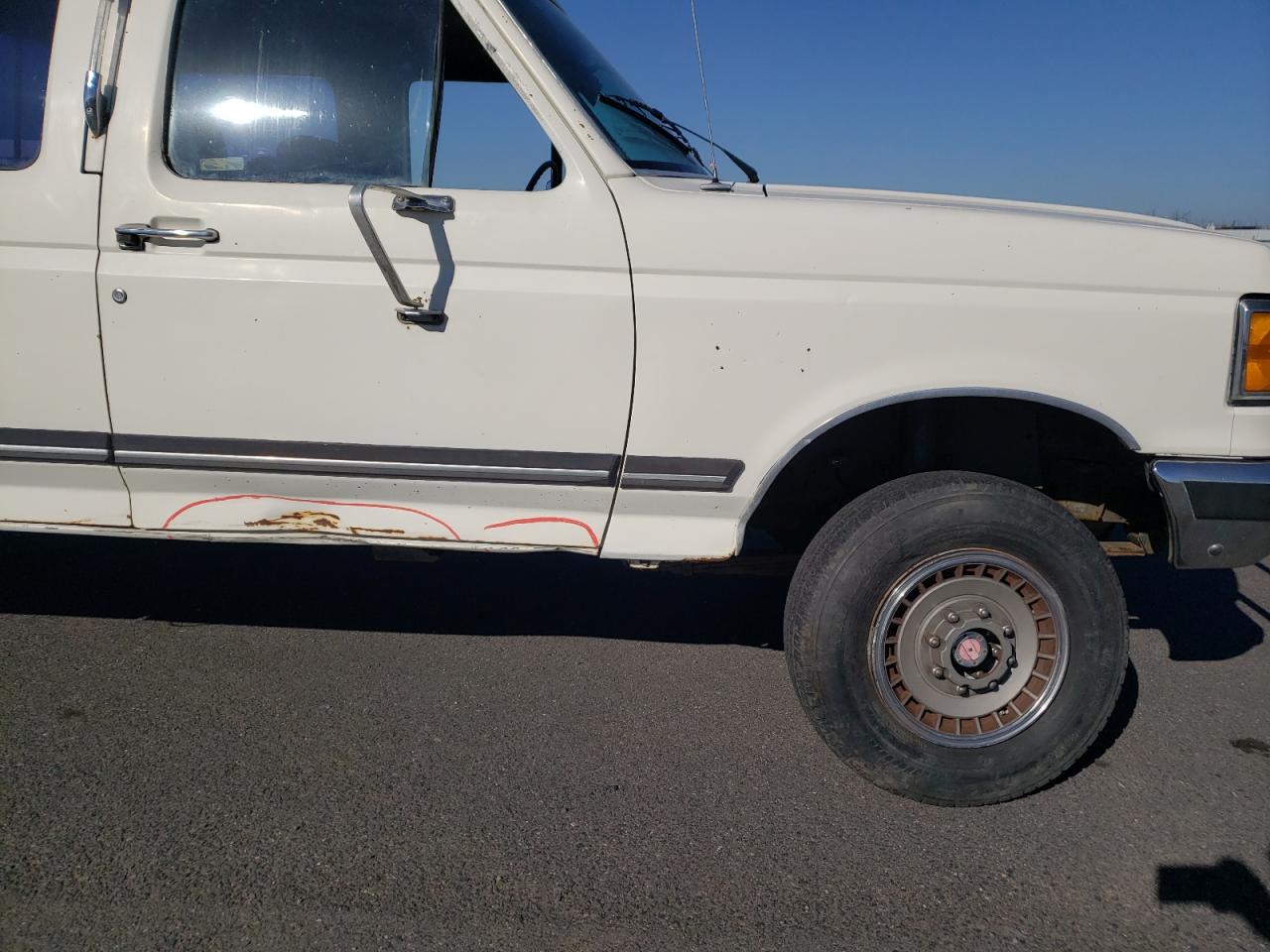 Photo 9 from auction – 1990 FORD F350 with VIN 2FTJW36M7LCA92378