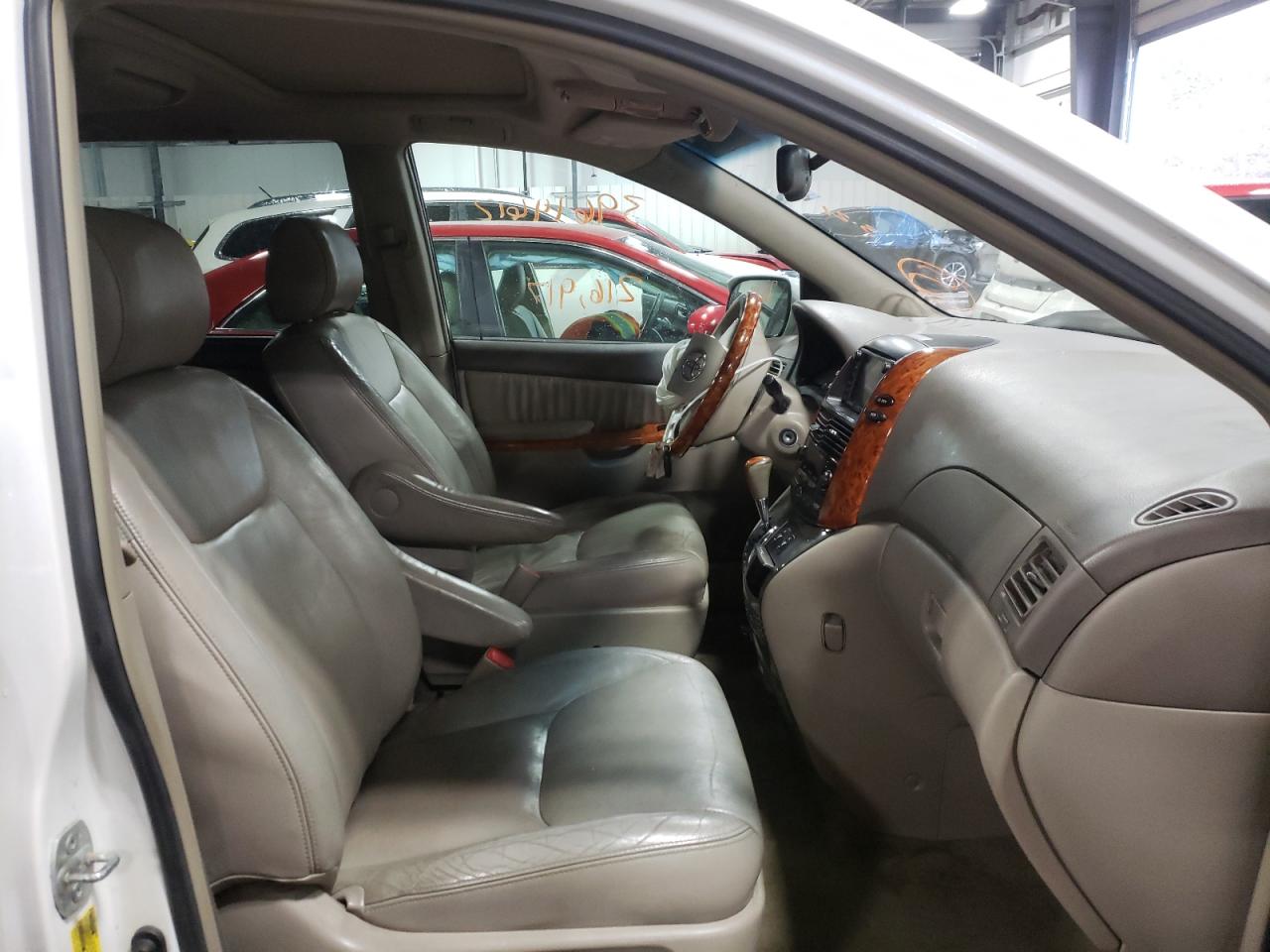 Photo 5 from auction – 2006 TOYOTA SIENNA XLE with VIN 5TDBA22C06S066207