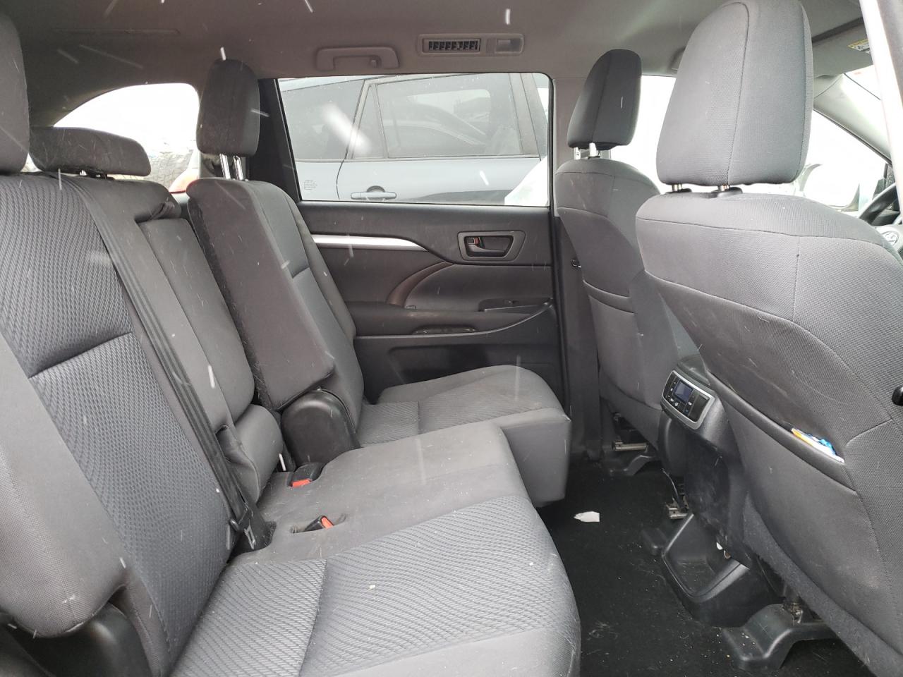 Photo 6 from auction – 2015 TOYOTA HIGHLANDER with VIN 5TDBKRFH7FS176537