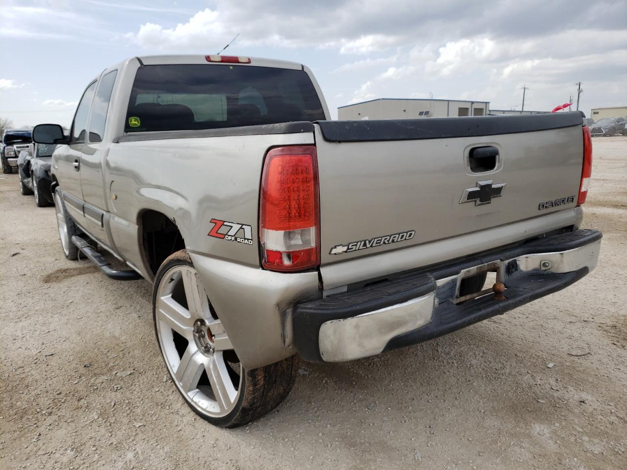 Photo 3 from auction – 2003 CHEVROLET SILVERADO with VIN 2GCEK19T931106300