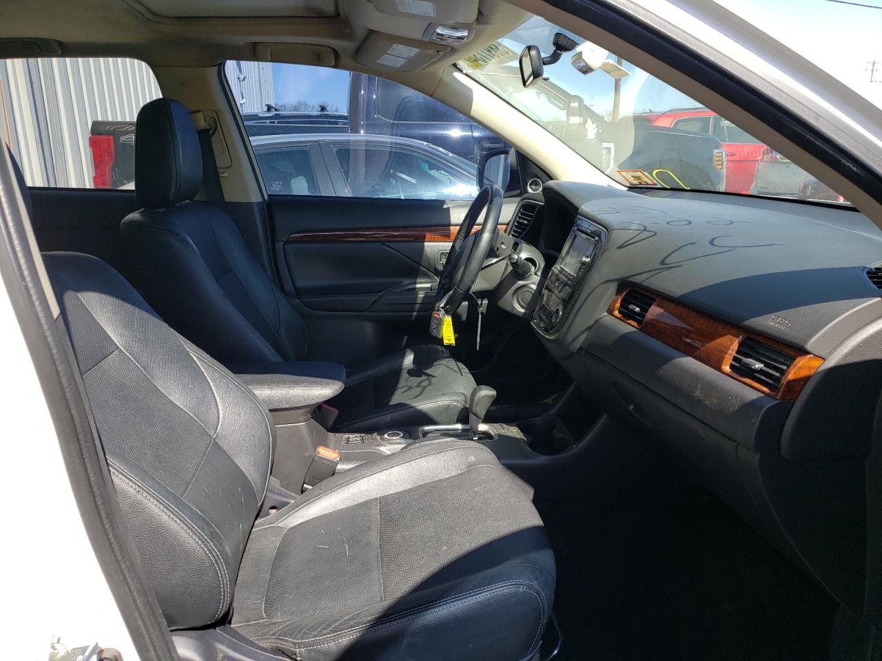 Photo 5 from auction – 2014 MITSUBISHI OUTLANDER with VIN JA4AZ3A33EZ003105
