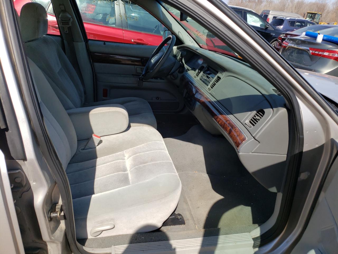 Photo 5 from auction – 2004 MERCURY GRAND MARQ with VIN 2MEFM74W24X644031