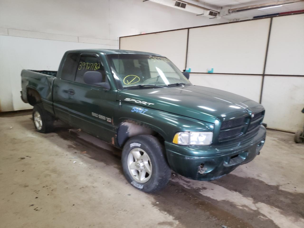 DODGE RAM 1500 2001 مع رقم تعريف المركبة 3B7HF13Z81M285708 - صورة من المزاد