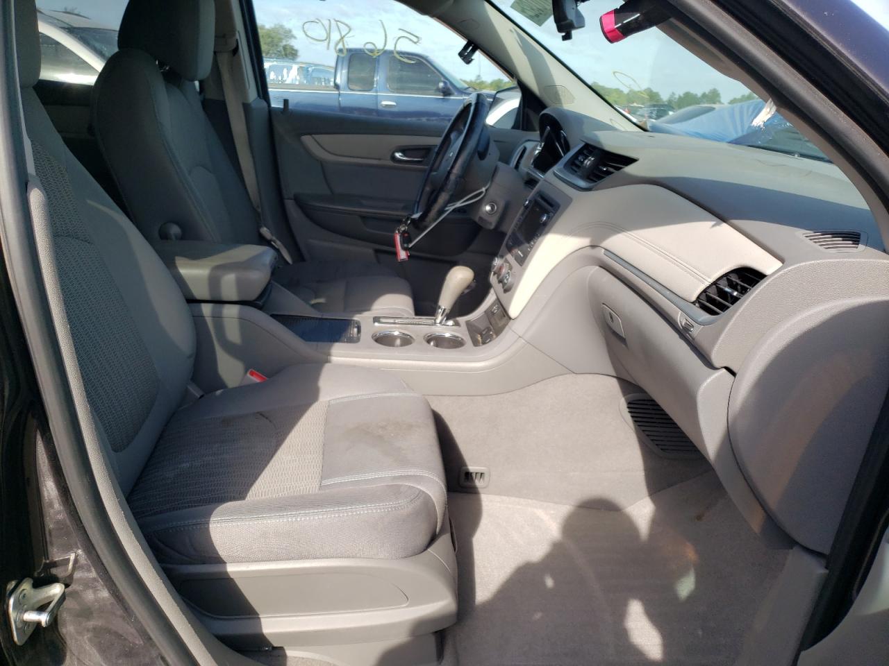 Photo 5 from auction – 2017 CHEVROLET TRAVERSE L with VIN 1GNKRFED2HJ150802