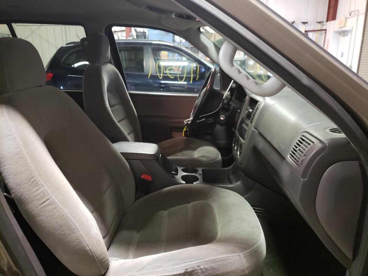 Photo 5 from auction – 2005 FORD EXPLORER with VIN 1FMZU63E15UB19631
