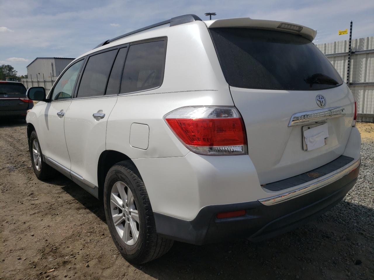 Photo 3 from auction – 2011 TOYOTA HIGHLANDER with VIN 5TDZK3EH6BS033425