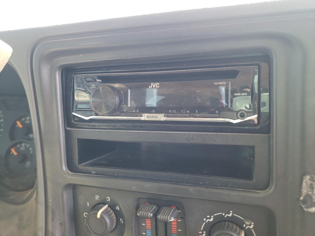Photo 9 from auction – 2005 CHEVROLET SILVERADO with VIN 1GCEK19B45E136524