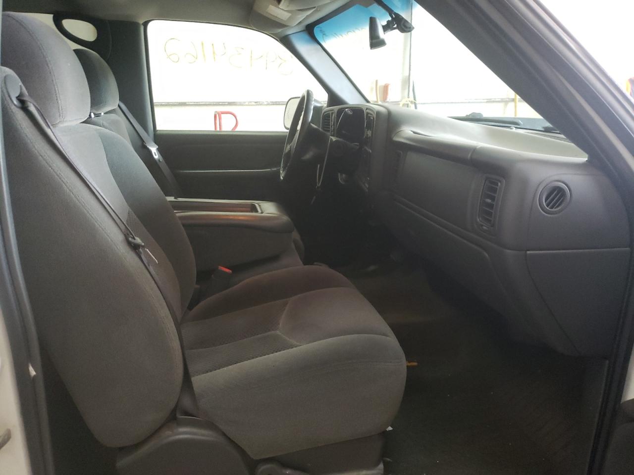 Photo 5 from auction – 2005 CHEVROLET SILVERADO with VIN 1GCHK23275F875313
